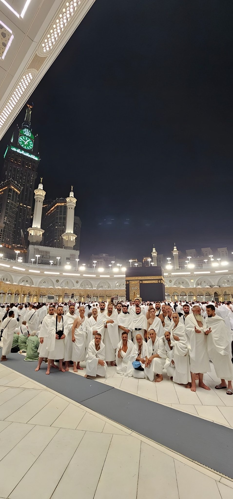 Grupi i Hixhaz Tours me ihram para Kabes në Mesxhidul Haram