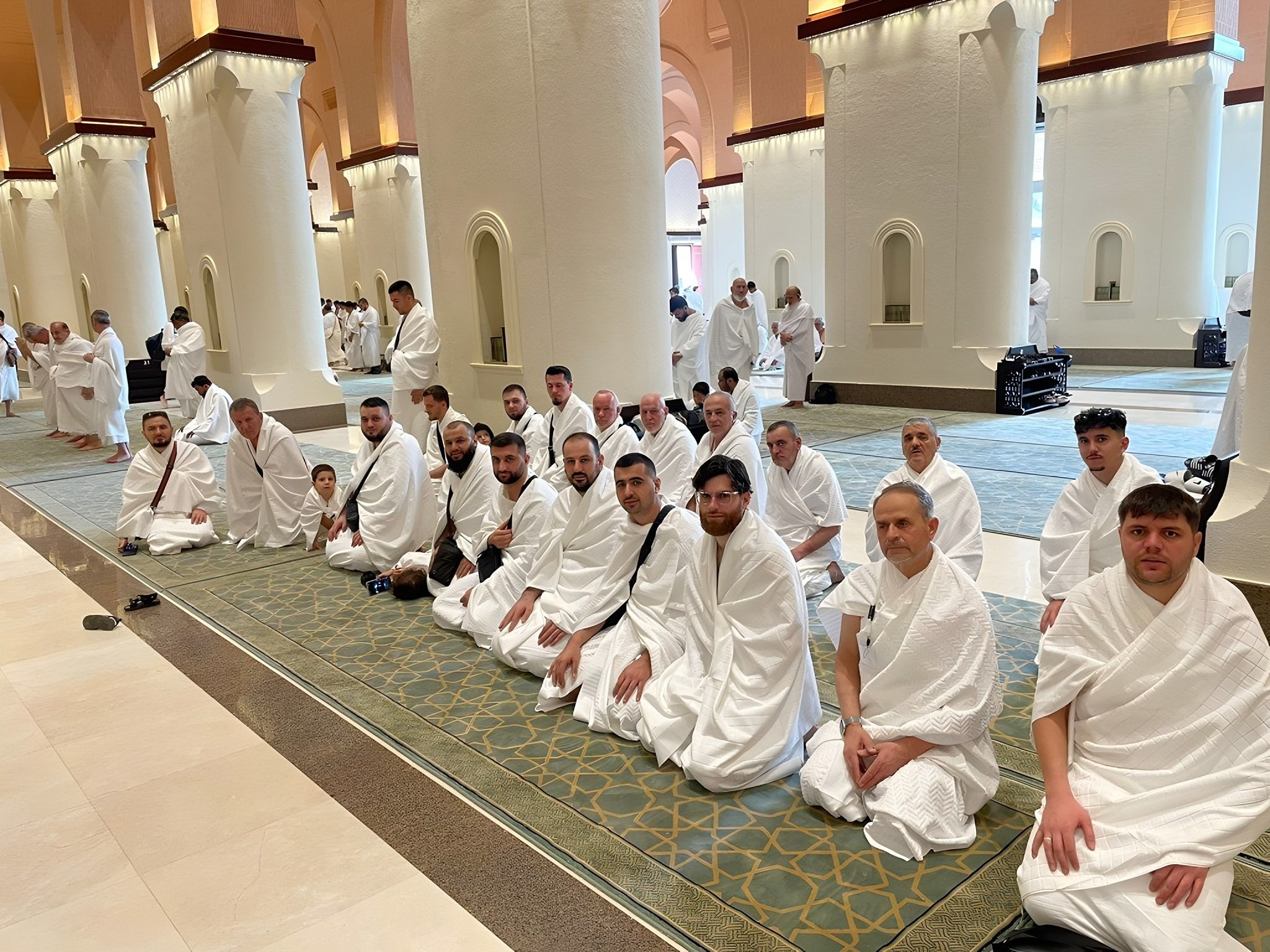 Pelegrinë me ihram të ulur në xhami para nijetit për Umre