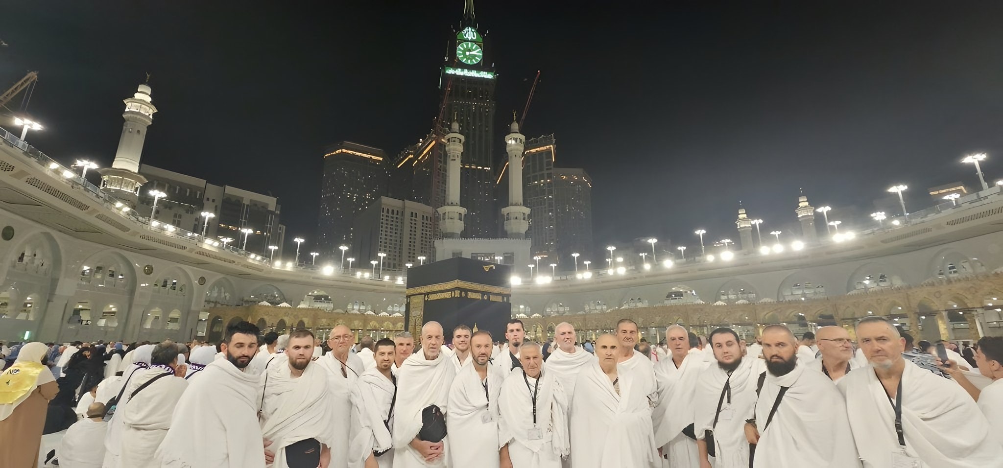 Grupi i Hixhaz Tours me ihram para Kabes natën — paketa Umre